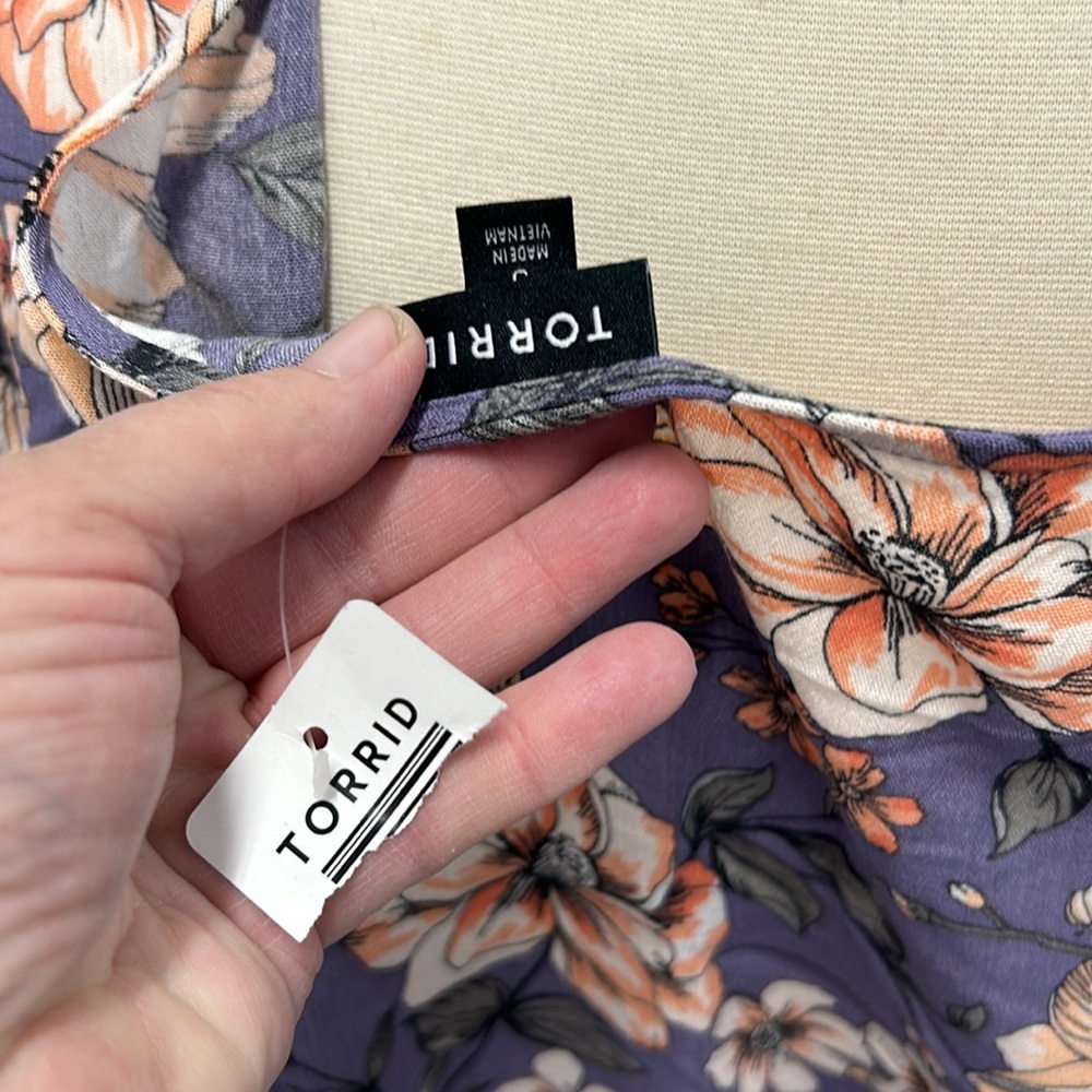 NWT two Torrid short sleeved floral blouses - Picture 13 of 15